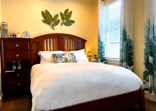 Un dormitorio con una cama grande y una ventana en Lotus Provincetown, en Provincetown