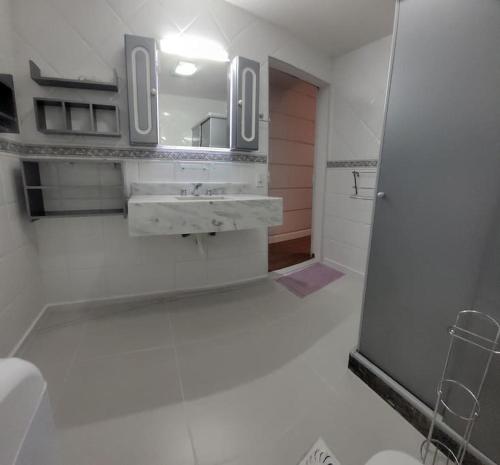 y baño con lavabo y espejo. en Couto Lauredo Ap, en Río de Janeiro