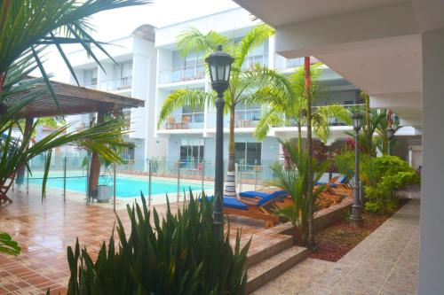 瓜維亞雷河畔聖何塞的住宿－Hotel El Aeropuerto，享有酒店游泳池的景致。