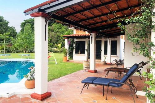 Casa Ticumán, villa campestre cerca de Las Estacasの敷地内または近くにあるプール
