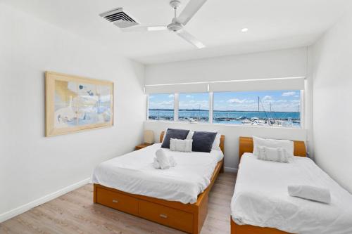 - une chambre avec 2 lits et une fenêtre dans l'établissement Crows Nest 6 Teramby Road D Albora Marina, à Nelson Bay