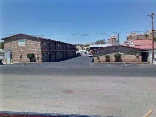 an empty parking lot next to a brick building at #2 bedroom cozy SUITE, 1 min walk to the beach # in Bullhead City