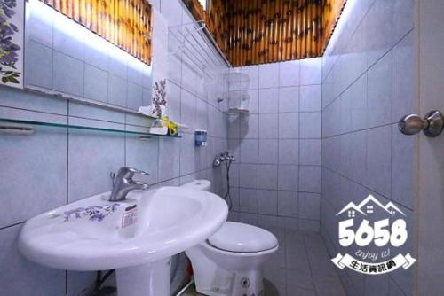 y baño con lavabo y aseo. en Shan Shui Yan Homestay, en Liugui
