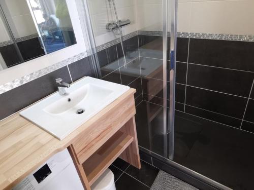 une salle de bain avec un lavabo et une douche dans l'établissement Appartement rénové · Ski aux pieds · Balcon · Wifi - FR-1-346-492, à Arc 1800