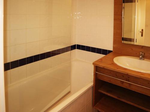 une salle de bain avec une baignoire, un lavabo et une douche dans l'établissement Studio skis aux pieds avec piscine à 20m - FR-1-322-489, aux Orres
