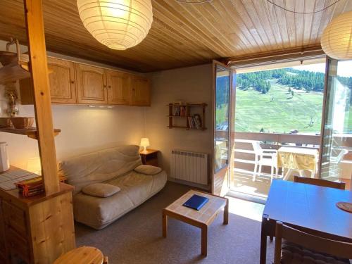 un salon avec un canapé et une table dans l'établissement Grand studio Montgenèvre - 4 pers - Sud - Parking - FR-1-445-182, à Montgenèvre