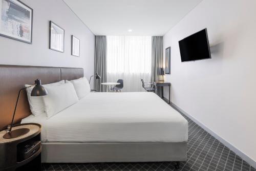 Кровать или кровати в номере Holiday Inn & Suites Sydney Bondi Junction by IHG