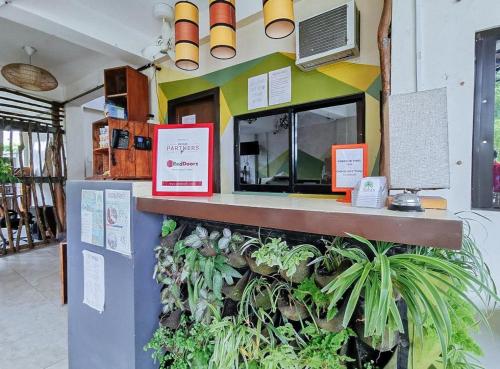 um restaurante com um balcão com plantas em RedDoorz near KCC Mall Gensan em General Santos