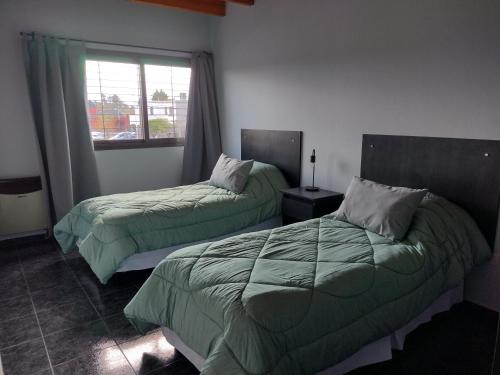 a bedroom with two beds and a window at Apartamento Agur cerca del Arena Stadium in Maipú