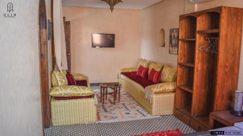 sala de estar con sofá y 2 sillas en Auberge RIAD DLIM Tamraght, en Tamraght Ouzdar