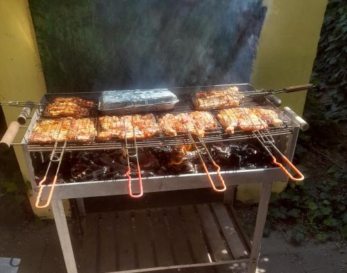 Una parrilla con un montón de comida. en Thelena Apartman, en Tolna