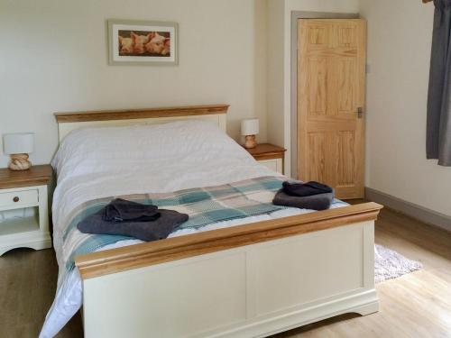 sypialnia z łóżkiem z dwoma ręcznikami w obiekcie Cauldside West Cottage w mieście Whitekirk