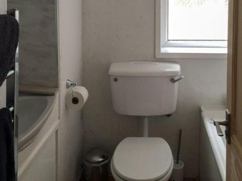 niewielka łazienka z toaletą i oknem w obiekcie Cauldside West Cottage w mieście Whitekirk