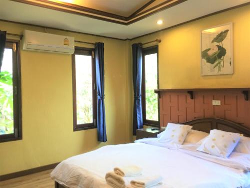 Katil atau katil-katil dalam bilik di Luang Chumni Village