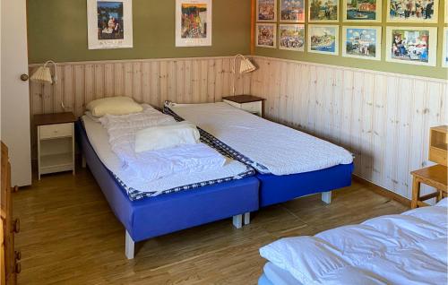 2 aparte bedden in een kamer met houten vloeren bij Beautiful Apartment In Morup With Wifi in Morup