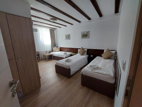 Ένα ή περισσότερα κρεβάτια σε δωμάτιο στο Confort INN