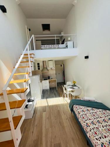 een kamer met een stapelbed en een trap bij ESTUDIOS RUDA 4 in Madrid