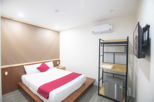 1 dormitorio con 1 cama y TV en Hoàng Bách Hotel, en Vung Tau