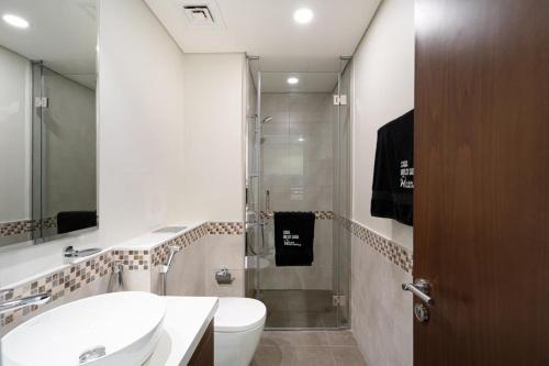 y baño con ducha, aseo y lavamanos. en Alluring 1 BD Apartment in Business Bay with Burj Khalifa view, en Dubái
