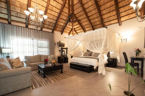 Una cama o camas en una habitación de Kruger Eden Lodge