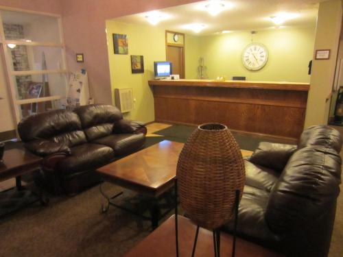 The lobby or reception area at Ripon Welcome Inn and Suites