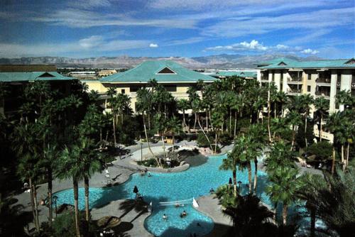 uma vista aérea de um resort com uma piscina em Suites at Tahiti Village Resort and Spa-No Resort Fee em Las Vegas