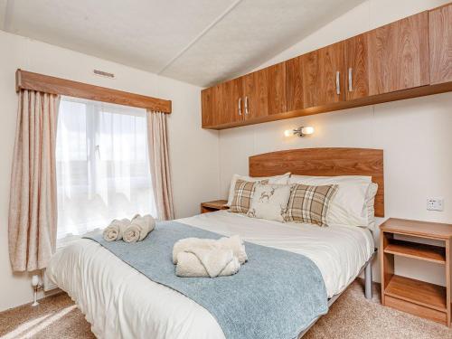 1 dormitorio con 1 cama grande y toallas. en Swona en Mey