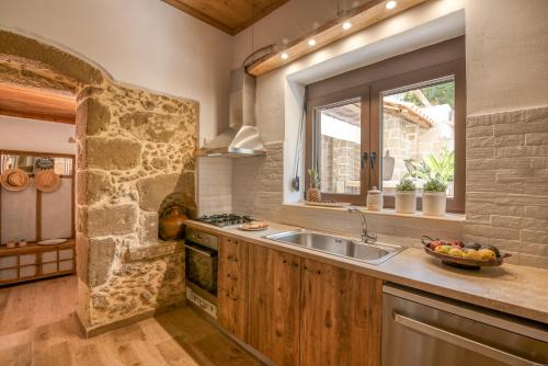 een keuken met een wastafel en een raam bij Pool Villa Michail, in Kissamos! in Koukounará