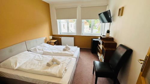 Postel nebo postele na pokoji v ubytování Rožmberk Inn