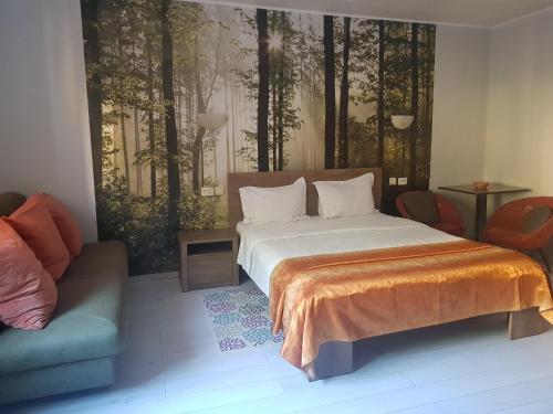 uma cama num quarto com um sofá e uma cama sidx sidx em Pensiunea Paloma 3 stele Brasov em Brasov