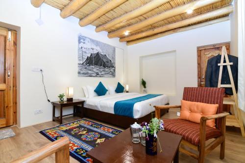 1 dormitorio con 1 cama, 1 mesa y 1 silla en Raybo Hostel en Leh