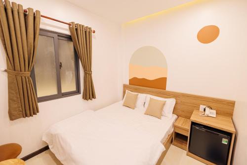 Giường trong phòng chung tại Happy Hotel