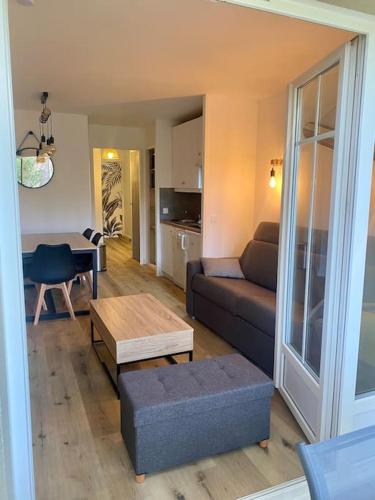 un salon avec un canapé et une table dans l'établissement Appartement en résidence de vacances, à Lacanau