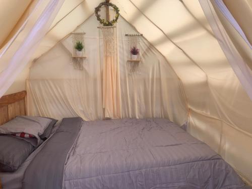 Tukadsari camping 객실 침대