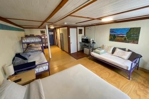 - un salon avec deux lits et un canapé dans l'établissement SnowMansion Taos Adventure Lodge, à Arroyo Seco