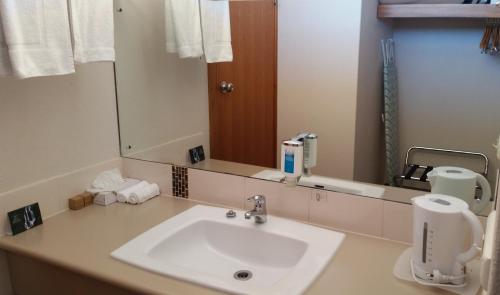 Bilik mandi di Coonawarra Motor Lodge