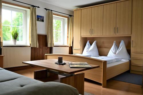 エールヴァルトにあるHaus Marionのベッドルーム1室(白い枕付きのベッド1台付)