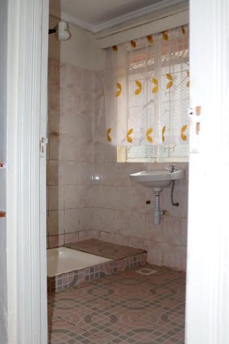Ein Badezimmer in der Unterkunft Salient Guest House