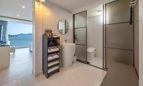 Owl Hotel tesisinde bir banyo