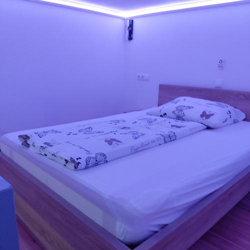 Postel nebo postele na pokoji v ubytování Árkád Center Apartman