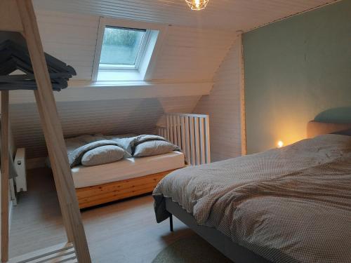 Huisje op de Muur van Geraardsbergen في جيرادسبرجن: غرفة نوم مع سرير بطابقين ونافذة