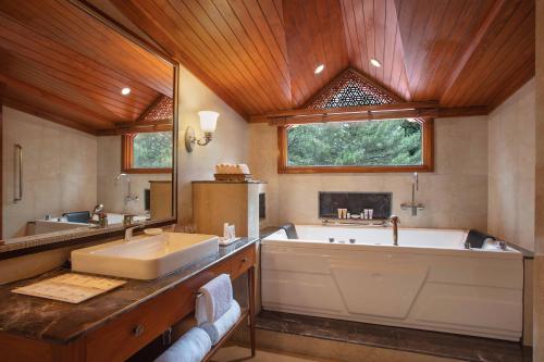 a large bathroom with a tub and a sink at Welcomhotel by ITC Hotels, Pine N Peak, Pahalgam in Pahalgām
