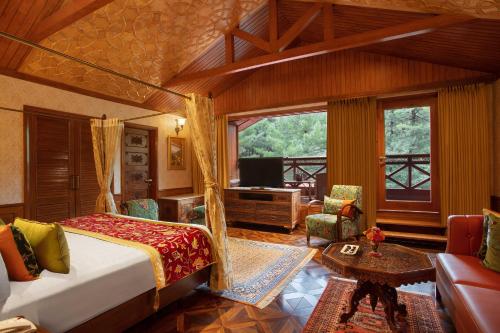 um quarto com uma cama e uma televisão num quarto em Welcomhotel by ITC Hotels, Pine N Peak, Pahalgam em Pahalgam