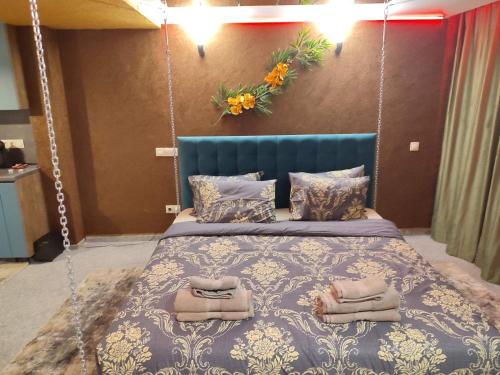 1 dormitorio con 1 cama columpio y 2 toallas en Кокиче 3 en Sofía