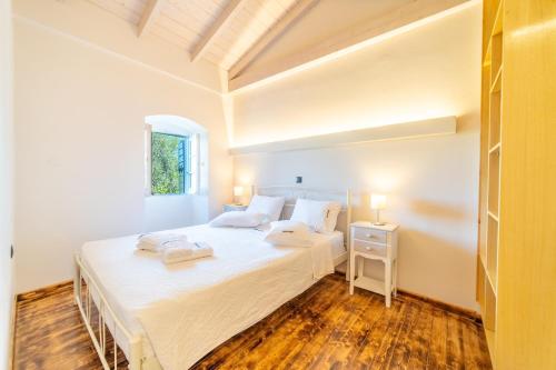 A bed or beds in a room at Villa Adamantia Paxos