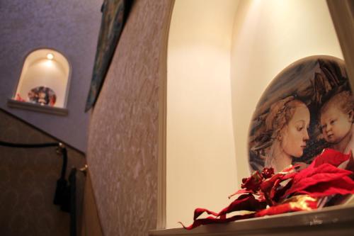 a mirror on a shelf with a picture of a woman at Di Rienzo Pantheon Palace in Rome