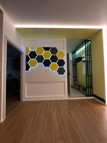 a room with a wall with a honeybee painted on it at NEW STAIL in Bălţi