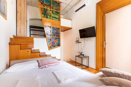 ein Schlafzimmer mit einem weißen Bett und einer Treppe in der Unterkunft Peace near the city center in Zagreb