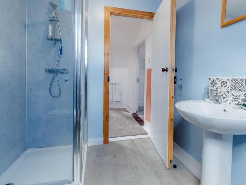 een badkamer met een douche en een wastafel bij 19 South Street in Grantown on Spey