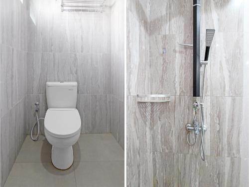 een badkamer met een toilet en een douche bij Super OYO Capital O 91665 D'prof Exclusive Guesthouse in Semarang
